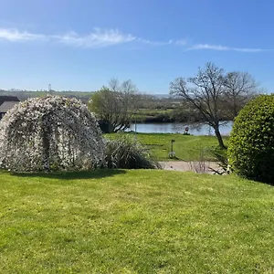 River Retreat - River Views & Parking Exeter
